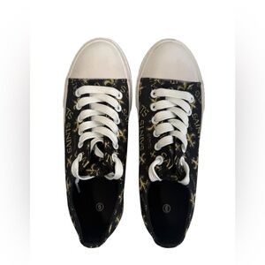 Officially Licensed FOCO New Orleans Saints Women s Low Top Canvas Shoes.
Size 6